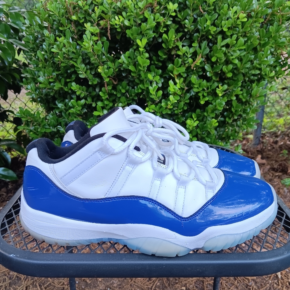 Jordan 11 concord size 10.5Men or 12 women